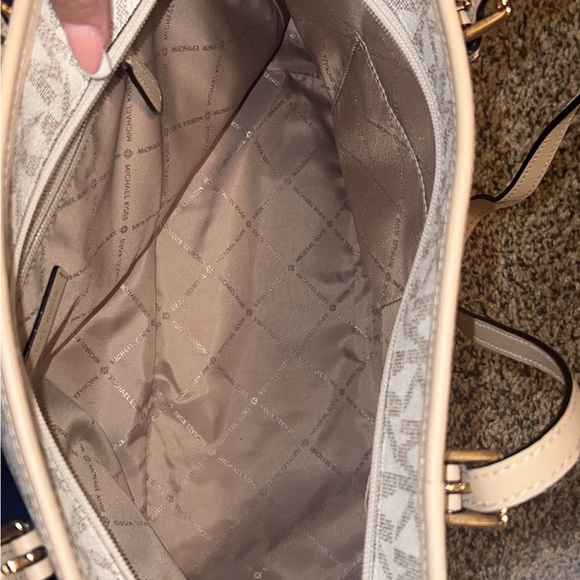 Michael Kors bag great condition - Picture 4 of 4